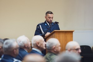 Policjanci oraz zaproszeni goście podczas uroczystej zbiórki z okazji Święta Policji  w Sali Kolumnowej Hajnowskiego Domu Kultury