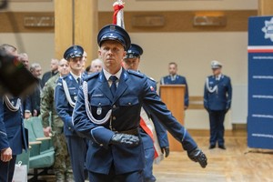 Policjanci oraz zaproszeni goście podczas uroczystej zbiórki z okazji Święta Policji  w Sali Kolumnowej Hajnowskiego Domu Kultury