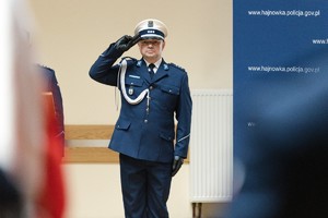 Policjanci oraz zaproszeni goście podczas uroczystej zbiórki z okazji Święta Policji  w Sali Kolumnowej Hajnowskiego Domu Kultury