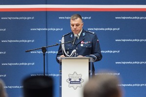 Policjanci oraz zaproszeni goście podczas uroczystej zbiórki z okazji Święta Policji  w Sali Kolumnowej Hajnowskiego Domu Kultury