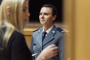 Policjanci oraz zaproszeni goście podczas uroczystej zbiórki z okazji Święta Policji  w Sali Kolumnowej Hajnowskiego Domu Kultury