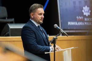 Policjanci oraz zaproszeni goście podczas uroczystej zbiórki z okazji Święta Policji  w Sali Kolumnowej Hajnowskiego Domu Kultury