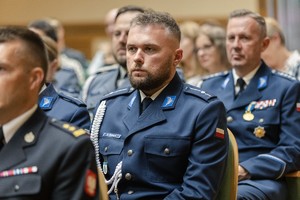 Policjanci oraz zaproszeni goście podczas uroczystej zbiórki z okazji Święta Policji  w Sali Kolumnowej Hajnowskiego Domu Kultury