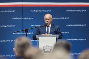 Policjanci oraz zaproszeni goście podczas uroczystej zbiórki z okazji Święta Policji  w Sali Kolumnowej Hajnowskiego Domu Kultury