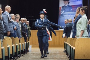 Policjanci oraz zaproszeni goście podczas uroczystej zbiórki z okazji Święta Policji  w Sali Kolumnowej Hajnowskiego Domu Kultury