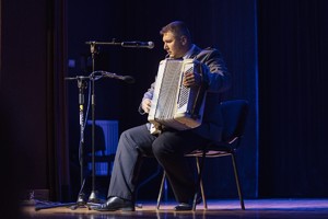 Policjanci oraz zaproszeni goście podczas uroczystej zbiórki z okazji Święta Policji  w Sali Kolumnowej Hajnowskiego Domu Kultury