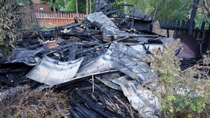 Zdjęcia pogorzeliska- nadpalone szczątki konstrukcji domków letniskowych