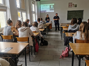 Policjant i profilaktyk prowadzący zajęcia.