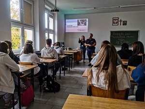 Policjant i profilaktyk prowadzący zajęcia.