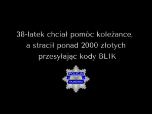Czarna grafika z białym napisem "38-latek chciał pomóc koleżance, a stracił 2000 złotych przesyłając kody blik". Pod napisem umieszczona jest gwiazda policyjna, logo hajnowskiej policji.