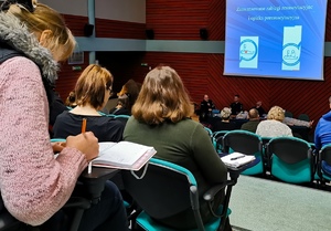 Zdjęcie przedstawia szkolenie z zakresu pierwszej pomocy.