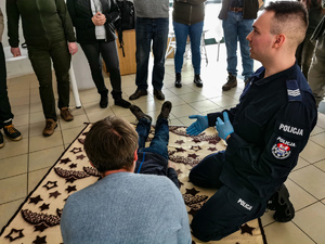 Zdjęcie przedstawia szkolenie z zakresu pierwszej pomocy.