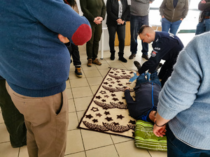 Zdjęcie przedstawia szkolenie z zakresu pierwszej pomocy.