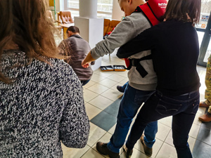 Zdjęcie przedstawia szkolenie z zakresu pierwszej pomocy.