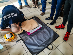 Zdjęcie przedstawia szkolenie z zakresu pierwszej pomocy.