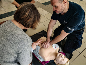 Zdjęcie przedstawia szkolenie z zakresu pierwszej pomocy.