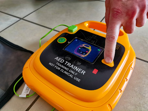 Zdjęcie przedstawia szkolenie z zakresu pierwszej pomocy.