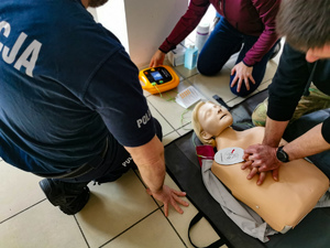 Zdjęcie przedstawia szkolenie z zakresu pierwszej pomocy.