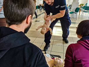 Zdjęcie przedstawia szkolenie z zakresu pierwszej pomocy.