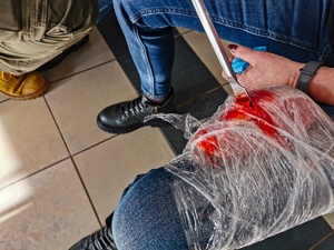 Zdjęcie przedstawia szkolenie z zakresu pierwszej pomocy.