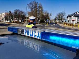 Zdjęcia przedstawiają umundurowanych policjantów w trakcie zabezpieczenia.