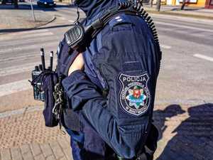 Zdjęcia przedstawiają umundurowanych policjantów w trakcie zabezpieczenia.