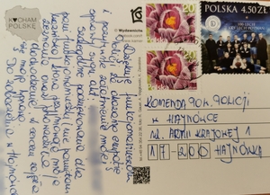 Zdjęcie przedstawia tekst umieszczony na pocztówce "Dziękuję funkcjonariuszom Policji za okazaną empatię i pozytywne załatwienie mojej sprawy sygn. akt; teks zamazany. Szczególne podziękowania dla pani funkcjonariuszki (nie pamiętam nazwiska), która przyjmowała moje zeznania oraz prowadziła dochodzenie. Z sercem zajęła się moją sprawą. Do zobaczenia w Hajnówce. Podpis - tekst zamazany. Na zdjęciu widnieją również dane adresata: Komenda Pow. Policji w Hajnówce ul. Armii Krajowej 1 17-200 Hajnówka. Powyżej adresata widoczne są 3 znaczki pocztowe oraz pieczęć pocztowa.