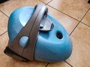 Zdjęcie przedstawia odzyskany odkurzacz.