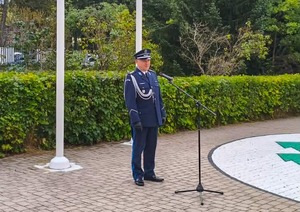 poczatek roku szkolnego, dzieci ze sztandarem, policjacni w gabardynie