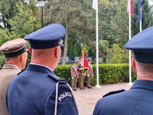 poczatek roku szkolnego, dzieci ze sztandarem, policjacni w gabardynie