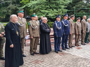 poczatek roku szkolnego, dzieci ze sztandarem, policjacni w gabardynie